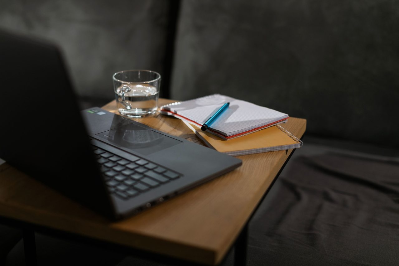 Laptop y libreta sobre un escritorio